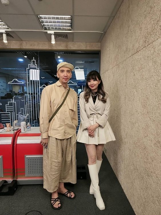 兩性作家Ｈ(左)和王宜安分享抗癌之路。中天新聞提供