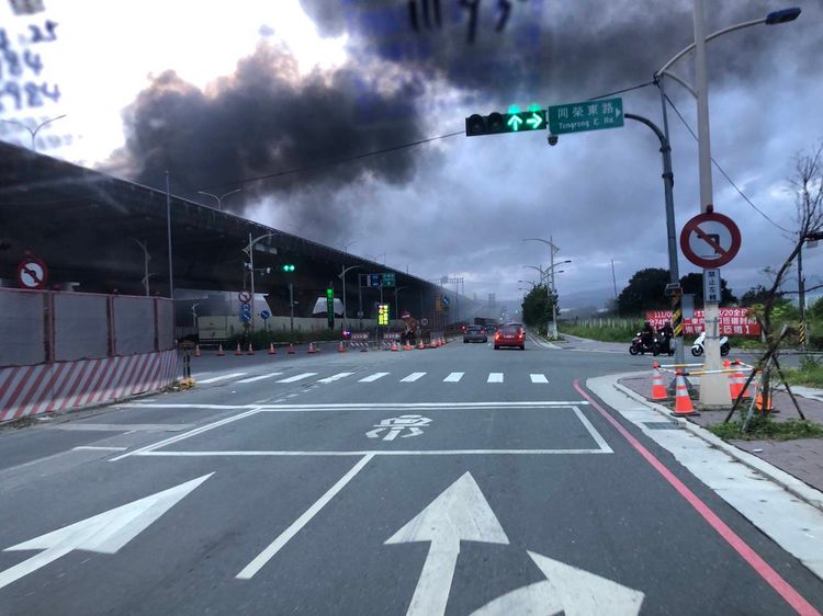 塑膠工廠大火，濃濃黑煙直竄天際。讀者提供