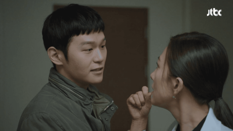 李學周（左）以《夫婦的世界》恐怖情人受矚，與金喜愛有多場對手戲。翻攝JTBC