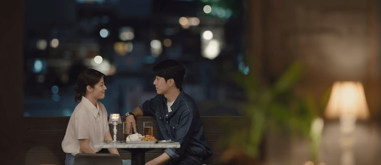 南志鉉（左）把情蘭會的貪婪事蹟公諸於世後，與姜勳一起到美國讀書。翻攝Netflix