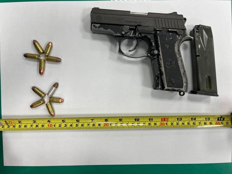 警方車上查獲槍枝。警方提供