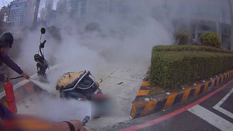 警員與民眾合力將起火機車火勢撲滅，未讓災情擴大。警方提供