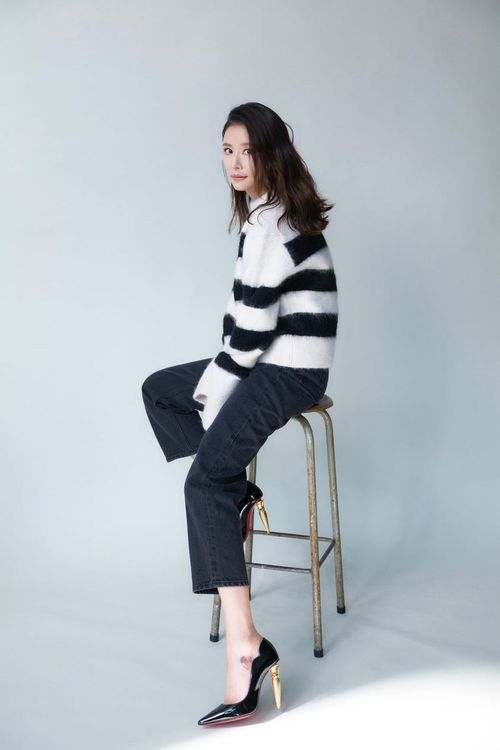 女星林心如以黑白條紋毛衣及黑色緊身褲搭配紅底鞋Lipchick Pump黑色漆皮高跟鞋，整體流露著都會知性風格。品牌提供