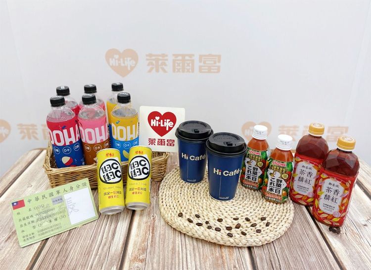 軍人今天(9/3)到萊爾富並出示相關證件，購買指定飲品可享5折起。業者提供