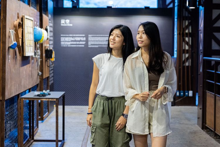 猴硐瑞三整煤廠內設有礦業文史展覽，以敘述故事手法展現過往礦業生活珍貴回憶。新北觀旅局提供