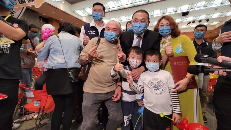 新北市長侯友宜與新住民家庭合照。新北市政府提供