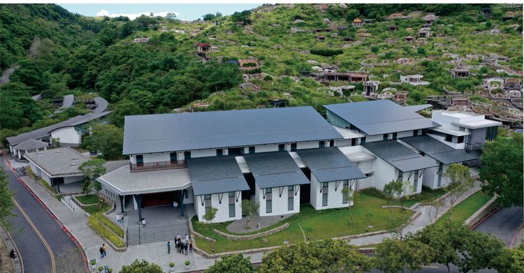 「員山福園第三期納骨樓暨牌位區興建工程」獲選建築工程類優等。縣府提供