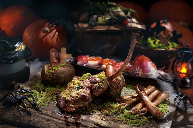 雲軒西餐廳推出萬聖節雙人套餐，圖為夜訪吸血莊園萬聖節雙人套餐。業者提供