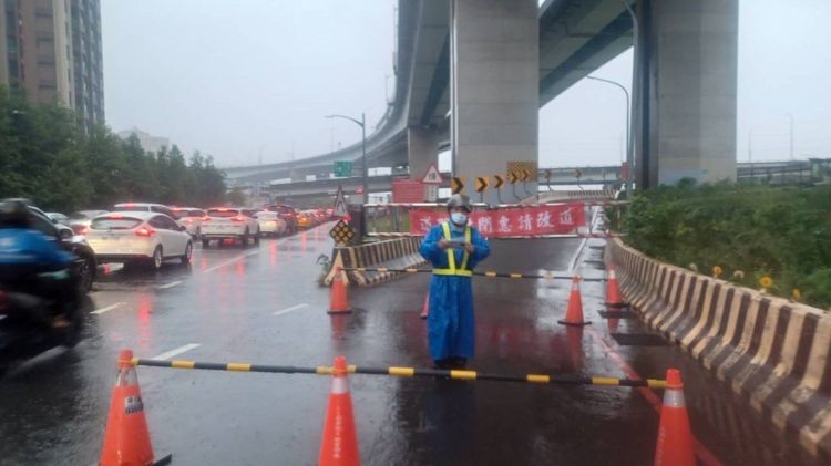 越堤道封閉。新北市政府提供