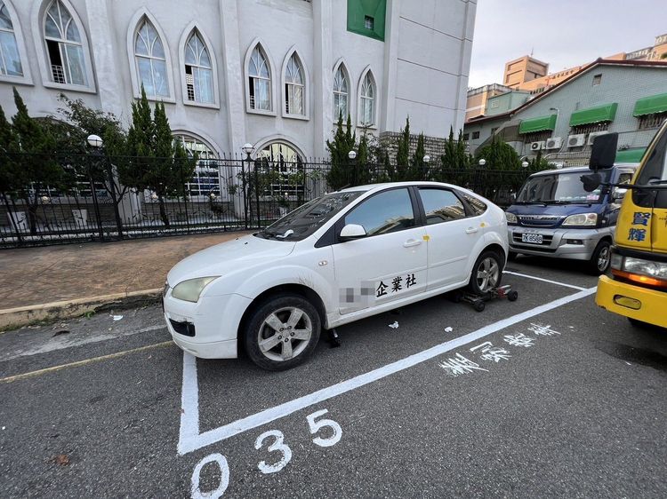 佔用停車格的無車牌車輛遭拖吊。讀者提供