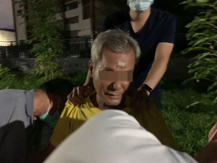 警方將邱嫌制伏逮捕。讀者提供