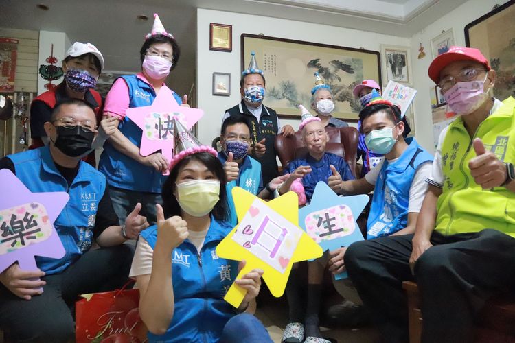 林耕仁今天也訪視百歲人瑞鄭謙爺爺，並祝福他身體健康平安。林耕仁團隊提供