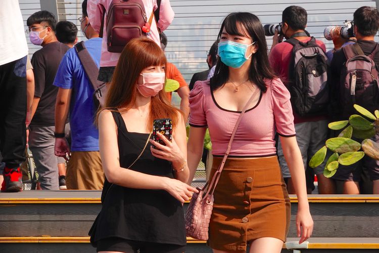 天氣晴朗民眾觀景台觀看飛機。施昂強攝