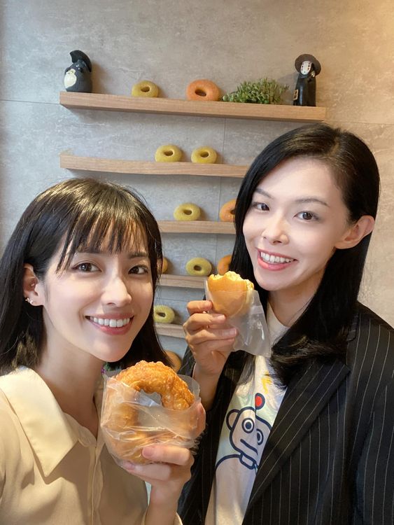 徐千晴（左）現為高虹安（右）的競辦發言人，但她學經歷也相當驚人。翻攝徐千晴臉書