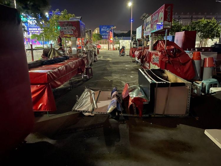 專賣港式雞蛋仔的攤子，也躲不過強風肆虐，正面倒下。王煌忠攝