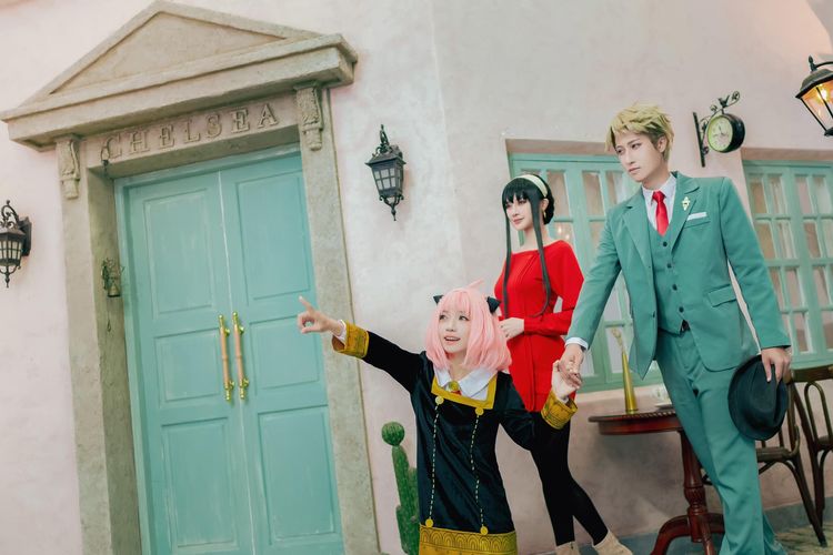 立委賴品妤與苗栗縣議員曾玟學、高雄市議員黃捷扮演《間諜家家酒》一家人。翻攝自黃捷粉絲頁