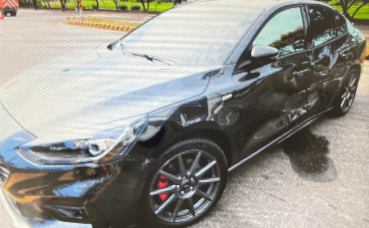 黑色自小客與聯結車猛力撞擊，車身出現一長道波浪狀。讀者提供