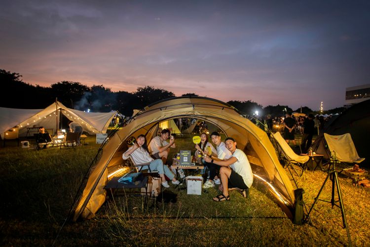 夕陽下的風格露營包廂，充滿浪漫氣息。高雄市觀光局提供