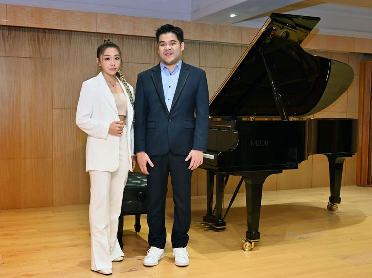 艾薇（左）與黃裕翔首度合作卻默契十足。環球音樂提供