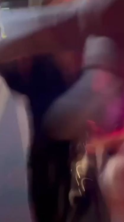 張女出手阻擋警消人員蒐證。讀者提供