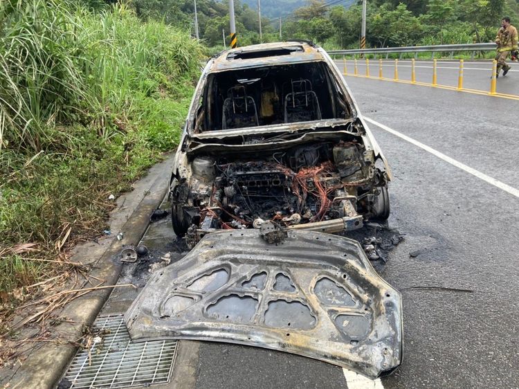 車子燒到連引擎蓋都掉了。讀者提供