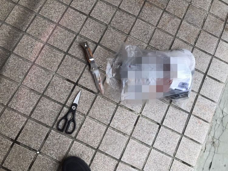 陳坤和一度拿出剪刀和匕首拒捕自殘。翻攝畫面