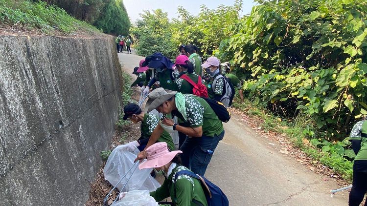 環保志工熱心參與淨山活動，卻不知沿途垃圾竟是由清潔隊員是先丟棄。台中市環保局提供