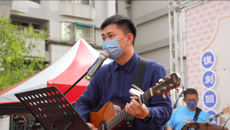 蔡宗豪參選市議員勤跑基層，並舉辦多場活動推廣音樂教育。王志弘攝