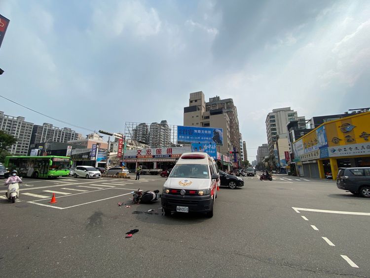 救護車與機車在五權西路、東興路口相撞，警員到場處理。張喆喜攝