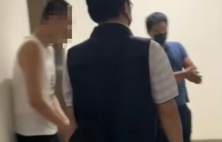 嫌犯陳姓男子(左1)表示，因為覺得3位候選人很漂亮，才割下她們的海報帶回收藏。讀者提供