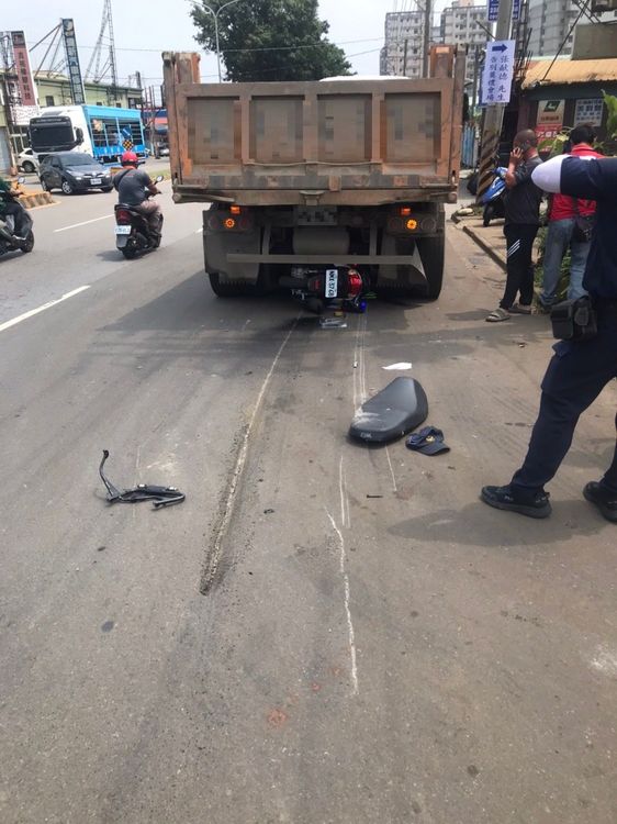 警用機車卡在砂石車底，所幸當時程姓巡佐未在車上，否則後果不堪設想。讀者提供