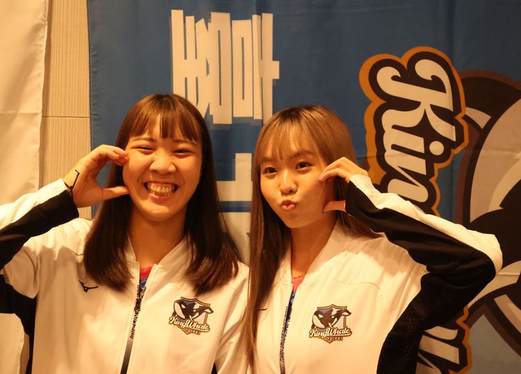 人氣球星廖苡任（右）擺出可愛姿勢。黎建忠攝