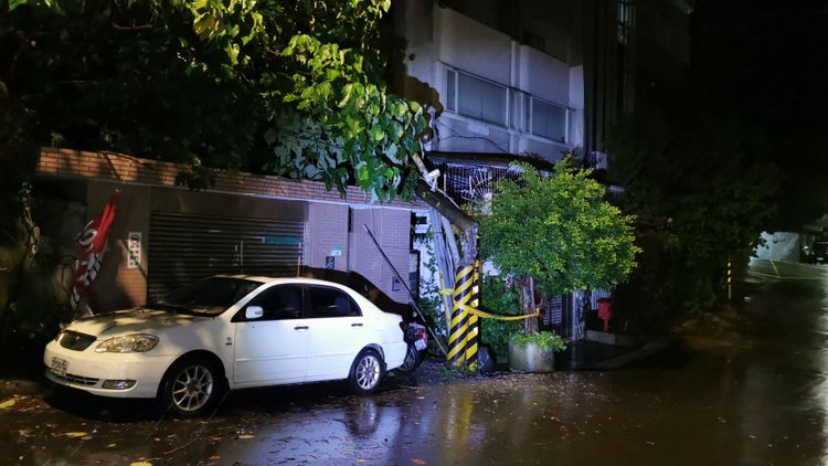 電線桿被大風吹斷。陸運鋒攝