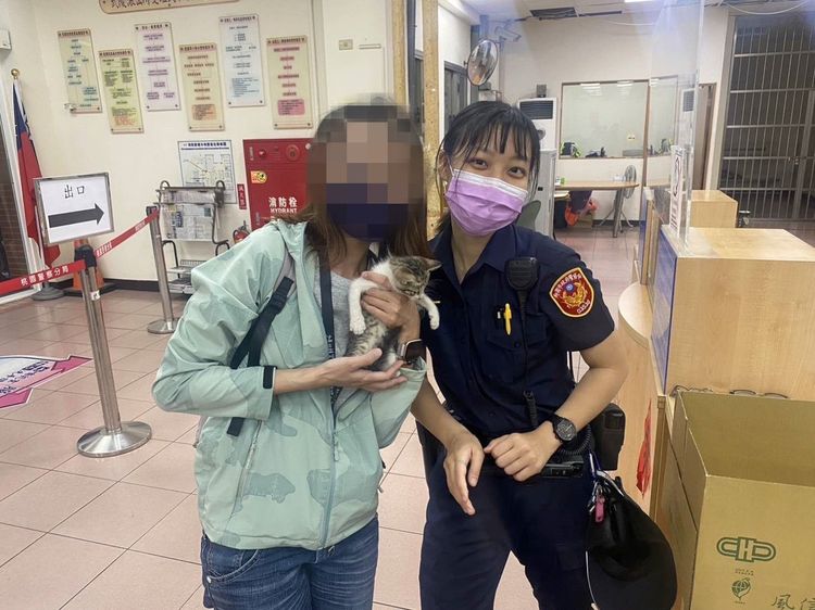 事後林女到派出所內，表示願意認養小萌貓，讓流浪在外的小萌貓有了溫暖的家。警方提供