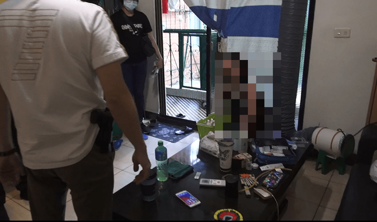 警方在江姓婦人住搜索。讀者提供