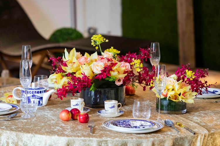 中式圓餐桌上，插盆花時要特別注意高度，否則會擋住大家用餐聊天的視線。業者提供