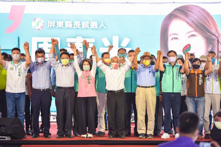 台上蘇貞昌等群拉手造勢，營造團結氣。周春米競選總部提供