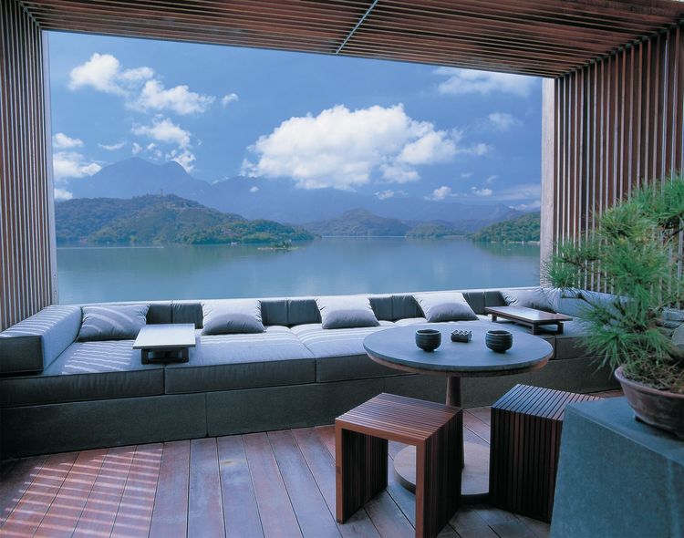 近10坪大的陽台，讓住客坐擁山水，盡覽湖光山色。涵碧樓提供