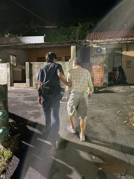 警員送童男返家。淡水警分局提供