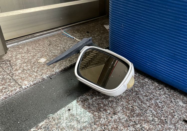 陳男開車衝撞黃家後留在現場後視鏡碎片。民眾提供