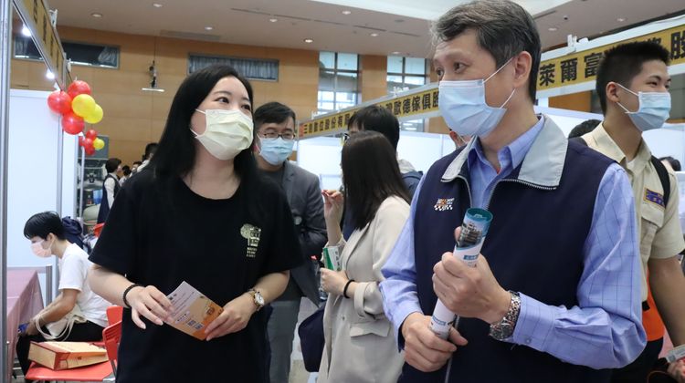 勞工局長陳瑞嘉(左一)到場為求職者打氣，提點面試訣竅。勞工局提供