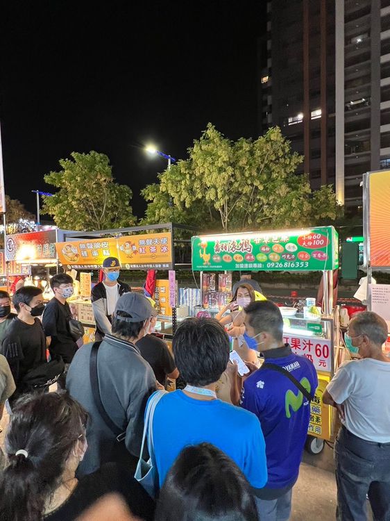 台中總站夜市晚間人潮湧現，唯獨這一攤全都是男客。王煌忠攝