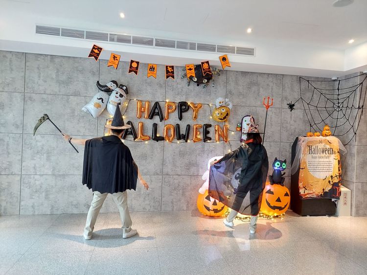 品文旅打造萬聖拍照牆，並提供多元服裝道具，邀民眾瘋變裝。業者提供
