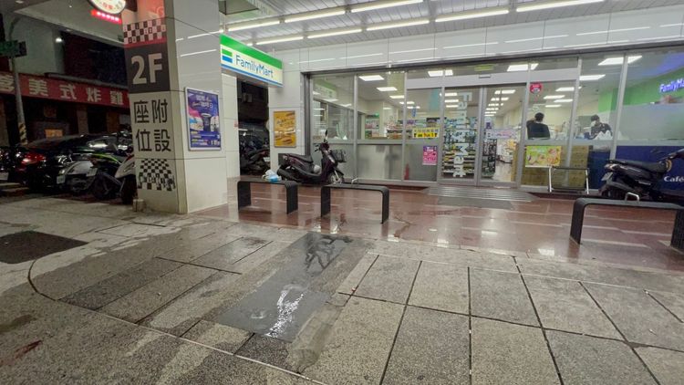 警員經過一番清理恢復地板清潔。侯昌騰攝