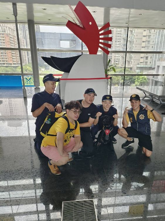 面白大丈夫和警犬合影。台中市警局提供