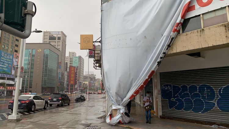 三民區建國三路與中山一路廣告帆布被吹落。讀者提供