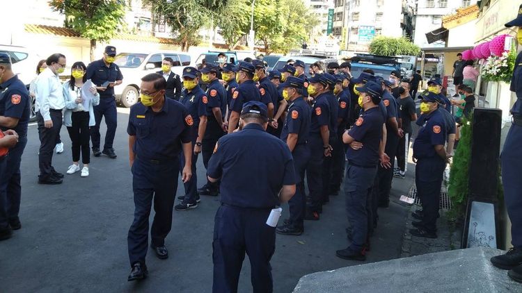新北市警局長黃宗仁以及蘆洲分局警員一同至殯儀館送許員最後一程。中華民國善願愛心協會提供