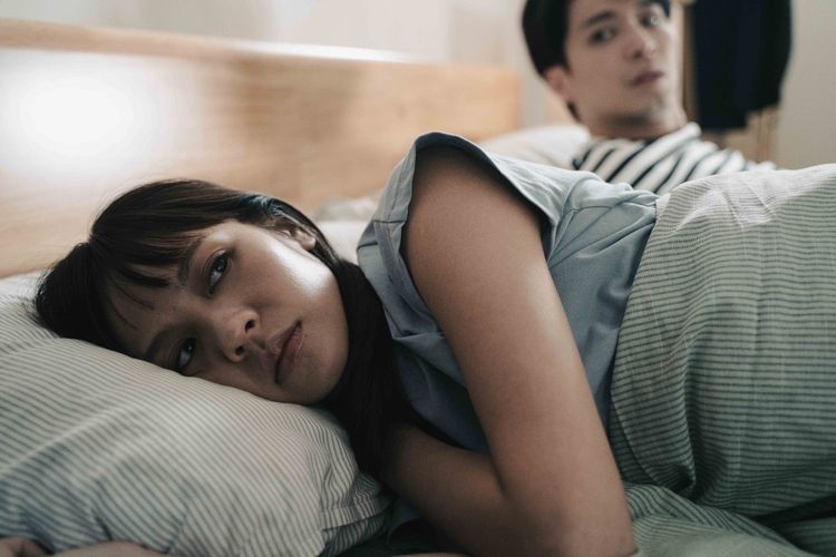 黃姵嘉（前）與侯彥西在《平交道》單元飾演貌合神離的夫妻。轉高高娛樂提供