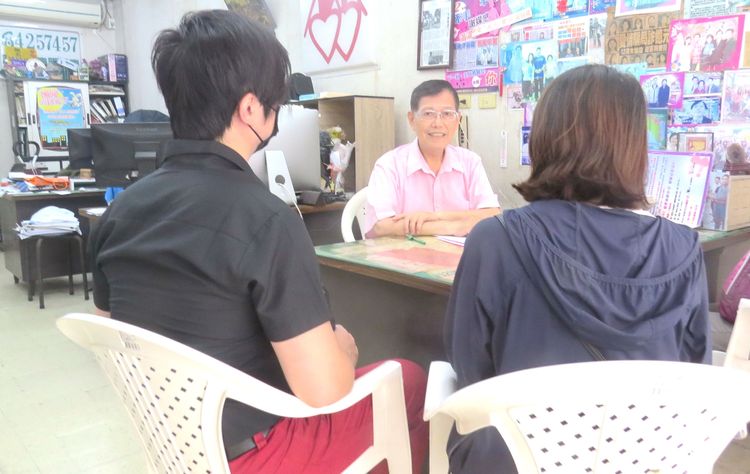 婚友社資深社工認為，職業成為現代未婚男女結婚的踏腳石或墊腳石，端看個人抉擇與心態。美滿服務中心提供