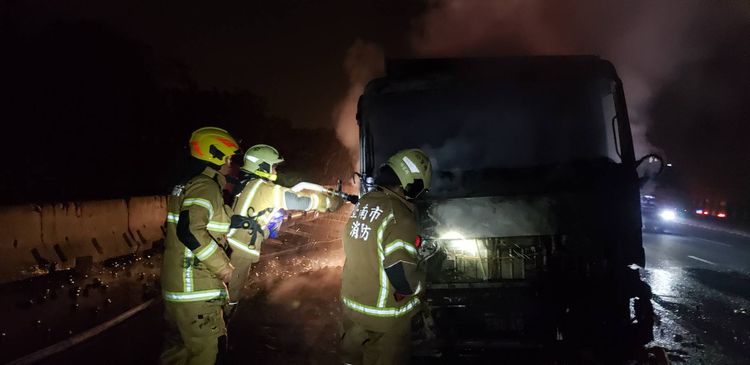 警消獲報拉水線搶救。民眾提供